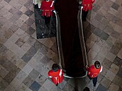 Píchod krále Karla III. na korunovaci do Westminsterského opatství.