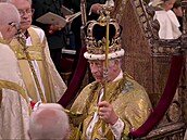 Historický okamik korunovace Karla III. Bh ochrauj krále!