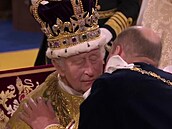 Princ William líbá svého otce, kdy mu vzdává hold, co je neobvyklé, podle...