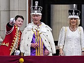erstv korunovaný britský král Karel III. a jeho manelka královna Camilla z...