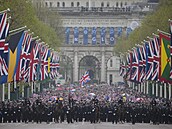 Tisíce vojenských jednotek, které proly Londýnem v korunovaním prvodu krále...