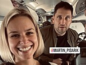 Patricie Pagáová v letadle s Martinem Písaíkem