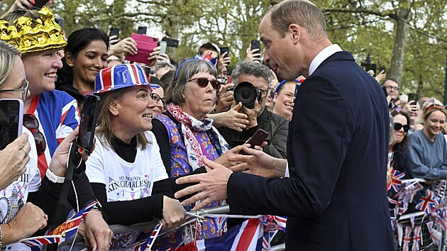 Princ William mezi lidmi na ulici Mall.