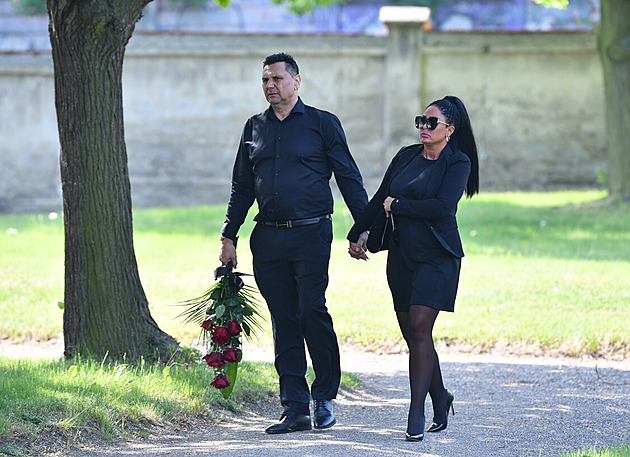 Na pohřeb dorazil Vladimír Růžička s maželkou Marií