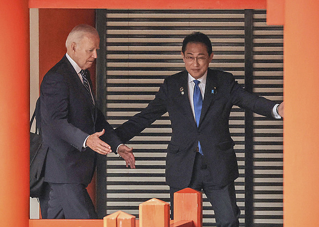 Japonský premiér Fumio Kiida navádí Joea Bidena.