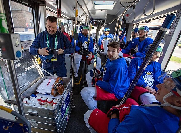 et hokejist cestuj na trninky autobusem, kter pipomn vozidla veejn...