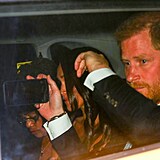 Princ Harry si fotografy natáčel.