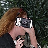 Denisa Nesvačilová se před fotografy kryla mobilem. A omylem dala světu vědět,...