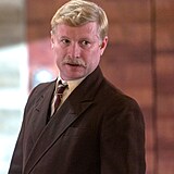 Ladislav Hampl si roli záporáka v seriálu Zlatá labuť náležitě užívá.