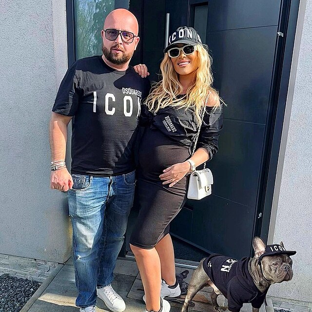 Dominika Myslivcov� se dokonale sladila s p��telem i psem .
