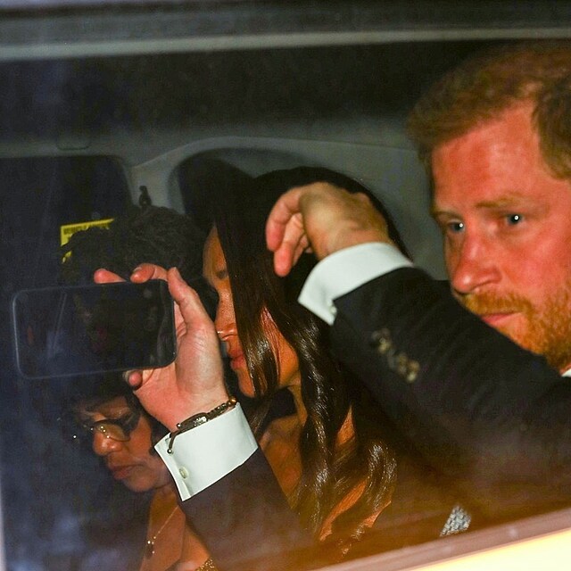 Princ Harry si fotografy natel.
