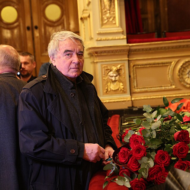 Vlastimil Harapes u� chod� jen po poh�bech.