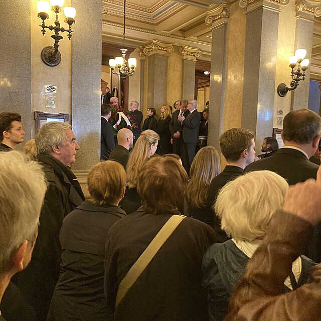 Vlastimil Harapes u� chod� jen po poh�bech.