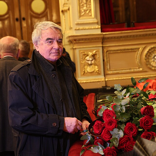 Posledn� rozlou�en� se So�ou �ervenou v N�rodn�m divadle: Nechyb�l ani Vlastimil Harapes.