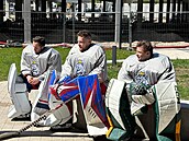 Brankái eské hokejové reprezentace ped tréninkovým areálem.