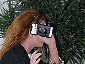 Denisa Nesvailová se ped fotografy kryla mobilem. A omylem dala svtu vdt,...