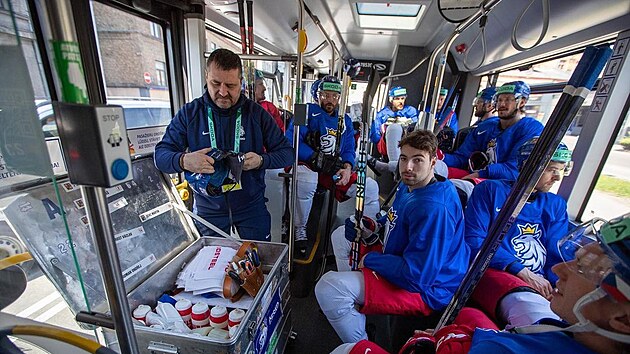 etí hokejisté cestují na tréninky autobusem, který pipomíná vozidla veejné...