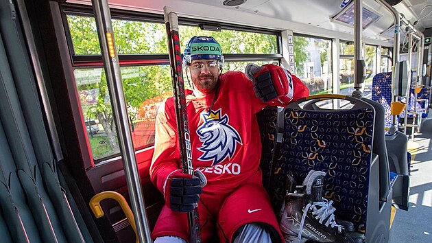 etí hokejisté cestují na tréninky autobusem, který pipomíná vozidla veejné...