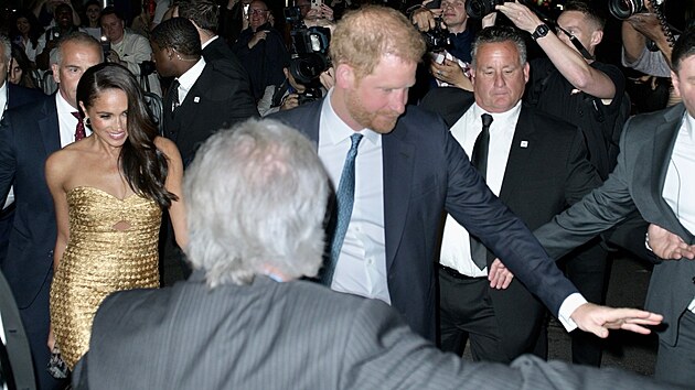 Harry po pjezdu na feministick galaveer dlal sv manelce bodyguarda. Pot u se jen plahoil za n.