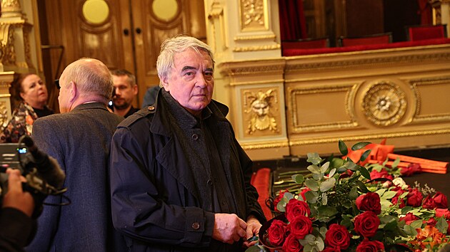 Vlastimil Harapes u� chodí jen po poh�bech.