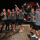 Fotbalisté pražské Sparty slaví na benzínce zisk mistrovského titulu.