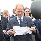 Princ Edward byl vybaven krsnm kapesnkem s jelenem.