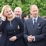 Princ Edward ve Vestci. Vlevo hejtmanka Stedoeskho kraje Petra Peckov.