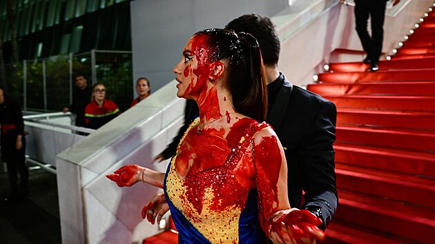 Ukrajinská influencerka Ilona Chernobai si na festivalu v Cannes potřísnila šaty krví, upozorňovala na ruskou agresi.
