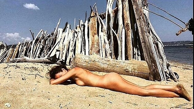 Karolína Krézlová se na dovolené opalovala úpln nahá.