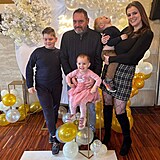 Ornella Koktová s manželem Pepou a jejich dětmi během narozeninové oslavy syna...