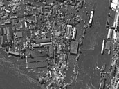 Satelitní snímek ukazuje zaplavenou domy v obytnou oblasti v blízkosti pehrady.