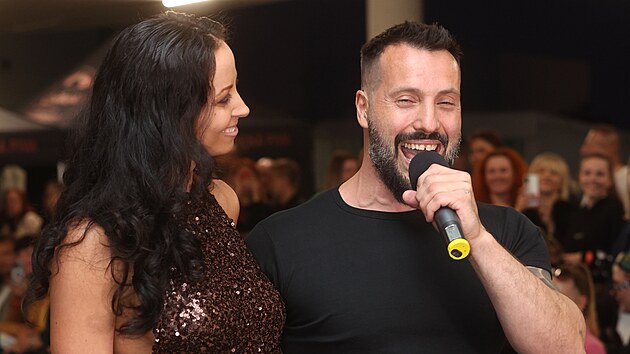 Va�ek si svou Eli�ku vedl. Byli jako dv� hrdli�ky.