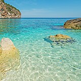 Pl Cala Biriola na Sardinii je jednou z tch, kter pod nporem turist...