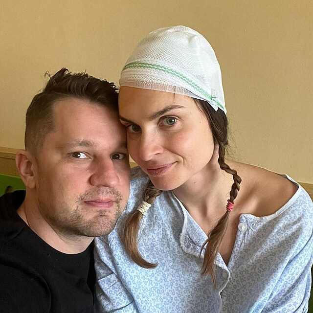 Denisa s manelem Romanem po operaci mozku