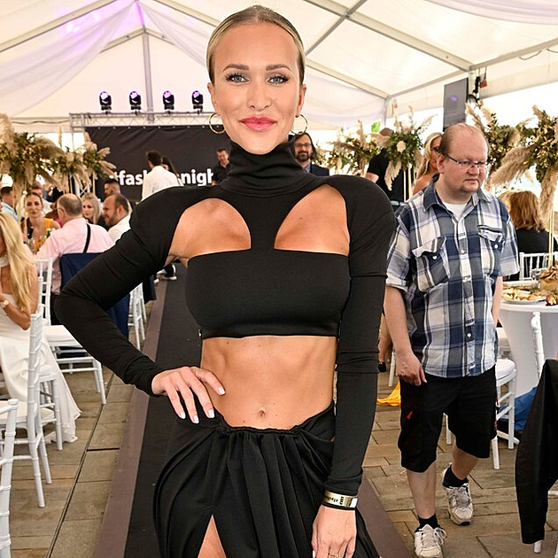 Nela Slováková chtěla dát facku ženě, která nalakovala synovi nehty. Nejde o nic neobvyklého, nosí je i Brad Pitt