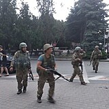Vojci v ulicch Rostova na Donu na jihu Ruska v ptek veer.