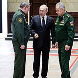 Vladimir Putin hovo s nelnkem generlnho tbu generlem Valerijem...