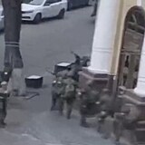 Na zbrech z centra msta jsou vidt jednotky, jak vstupuj do budovy ruskho...