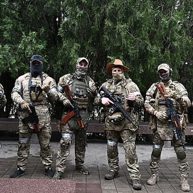 Skupina Wagnerovch bojovnk zachycen v sobotu rno na ulici v Rostov na Donu
