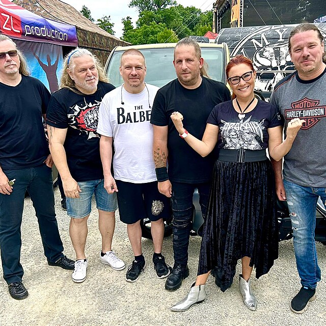 fka Trikolory Zuzana Majerov Zahradnkov pzovala s kapelou Arakain. Jejm pedstavitelm se ale nelbilo, e se fotky objevily na stranickm tu.