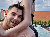 Adam Kajumi s novou partnerkou. �íká si Nelinka.