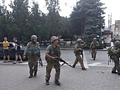 Vojáci v ulicích Rostova na Donu na jihu Ruska v pátek veer.