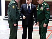 Vladimir Putin hovoí s náelníkem generálního tábu generálem Valerijem...