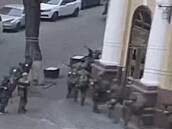 Na zábrech z centra msta jsou vidt jednotky, jak vstupují do budovy ruského...