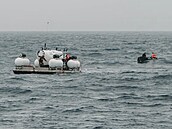 Záchranné akce v míst, kde se mohla ztratit turistická ponorka.