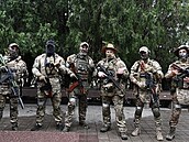 Skupina Wagnerových bojovník zachycená v sobotu ráno na ulici v Rostov na Donu