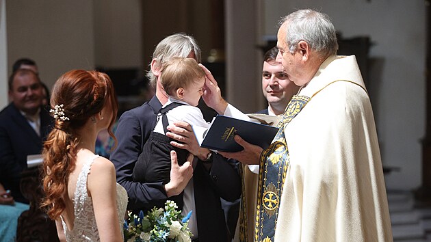 Petr Macinka se oenil s partnerkou Monikou. Bhem obadu ktili syna.