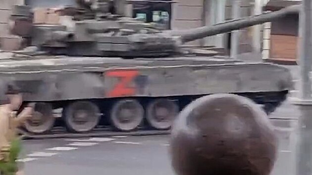 V ulicch Rostova na Donu jsou vidt tanky, ale nen jasn, zda pat wagnerovcm, nebo prokremelskm silm.