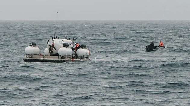 Záchranné akce v místě, kde se mohla ztratit turistická ponorka.