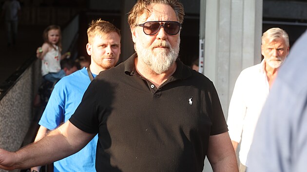 Russell Crowe odchází ze zvukové zkouky.